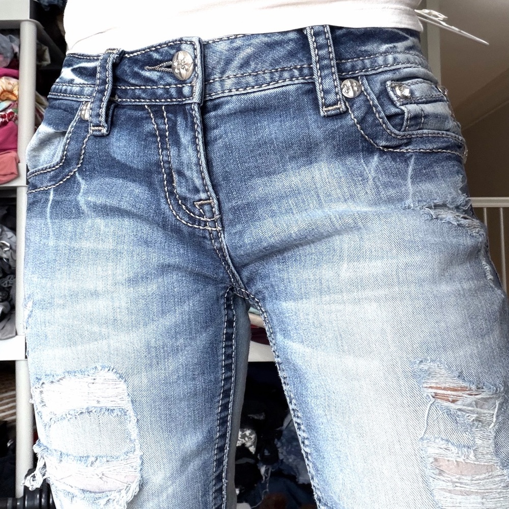 Women’s Miss Me Blue Jeans Size 27 Skinny Distressed Ripped Rhinestones Blue - Picture 2 of 10